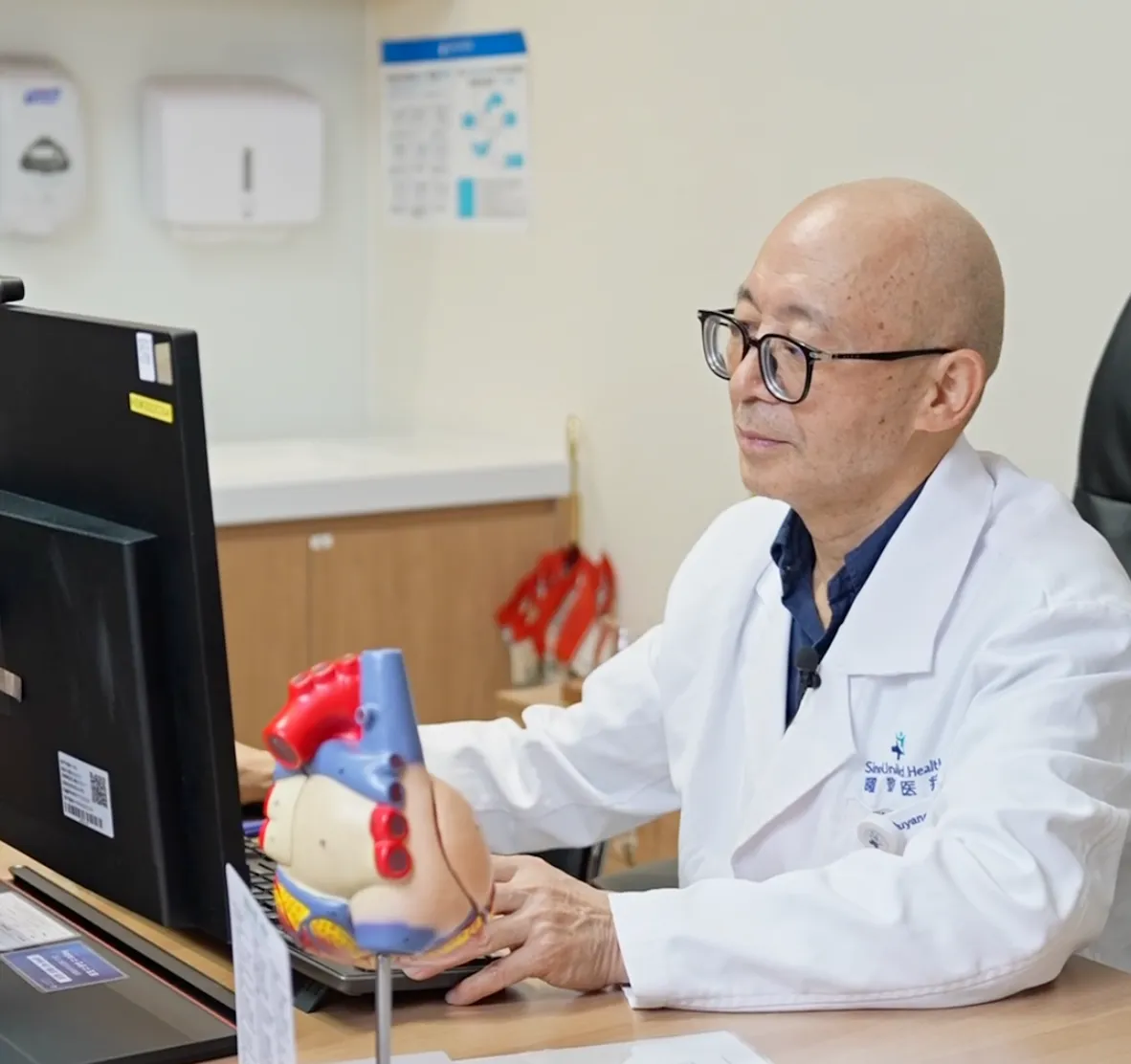 Dr. Feifan Ouyang during a clinical consultation